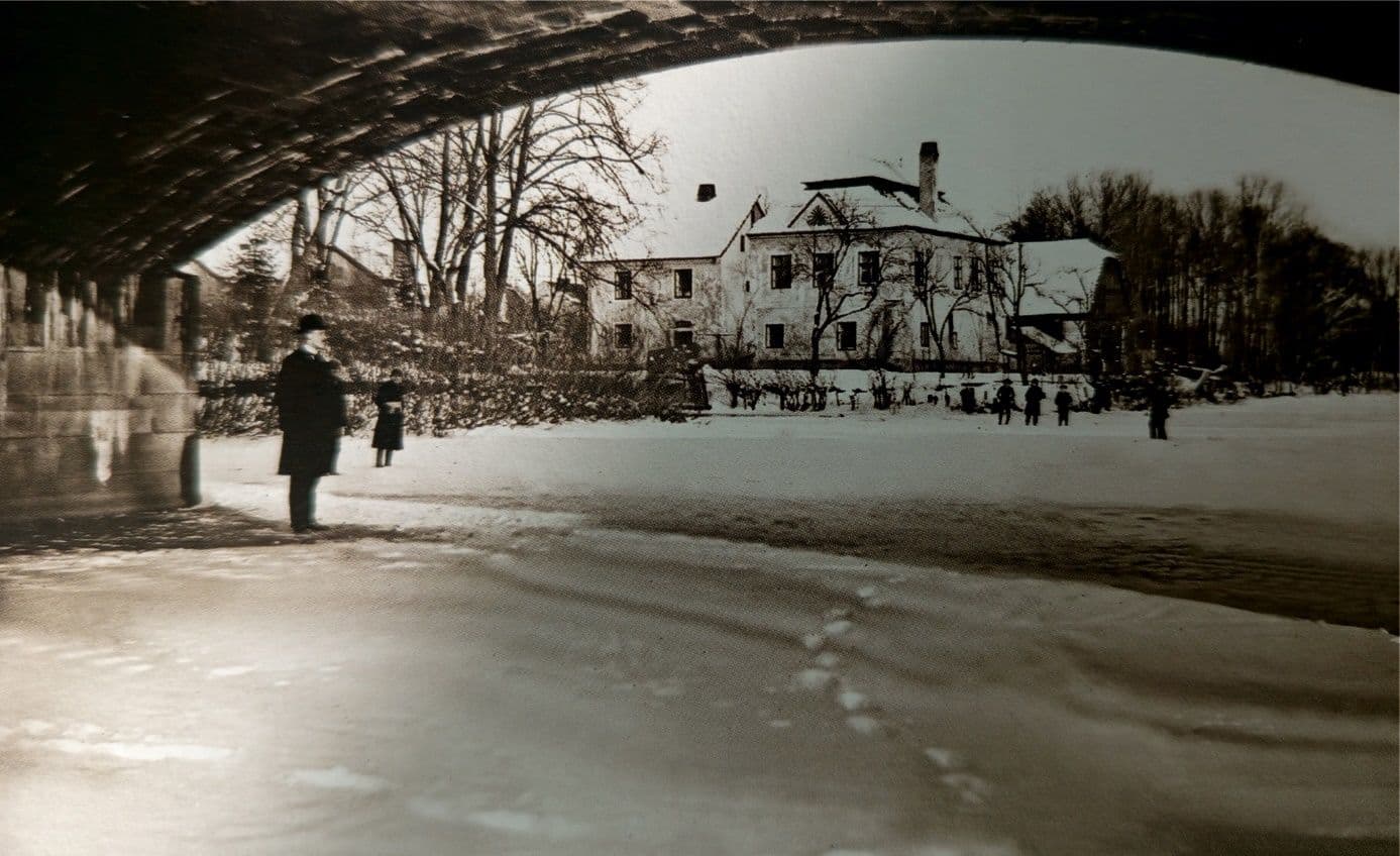 Dnešní divadlo z roku 1927